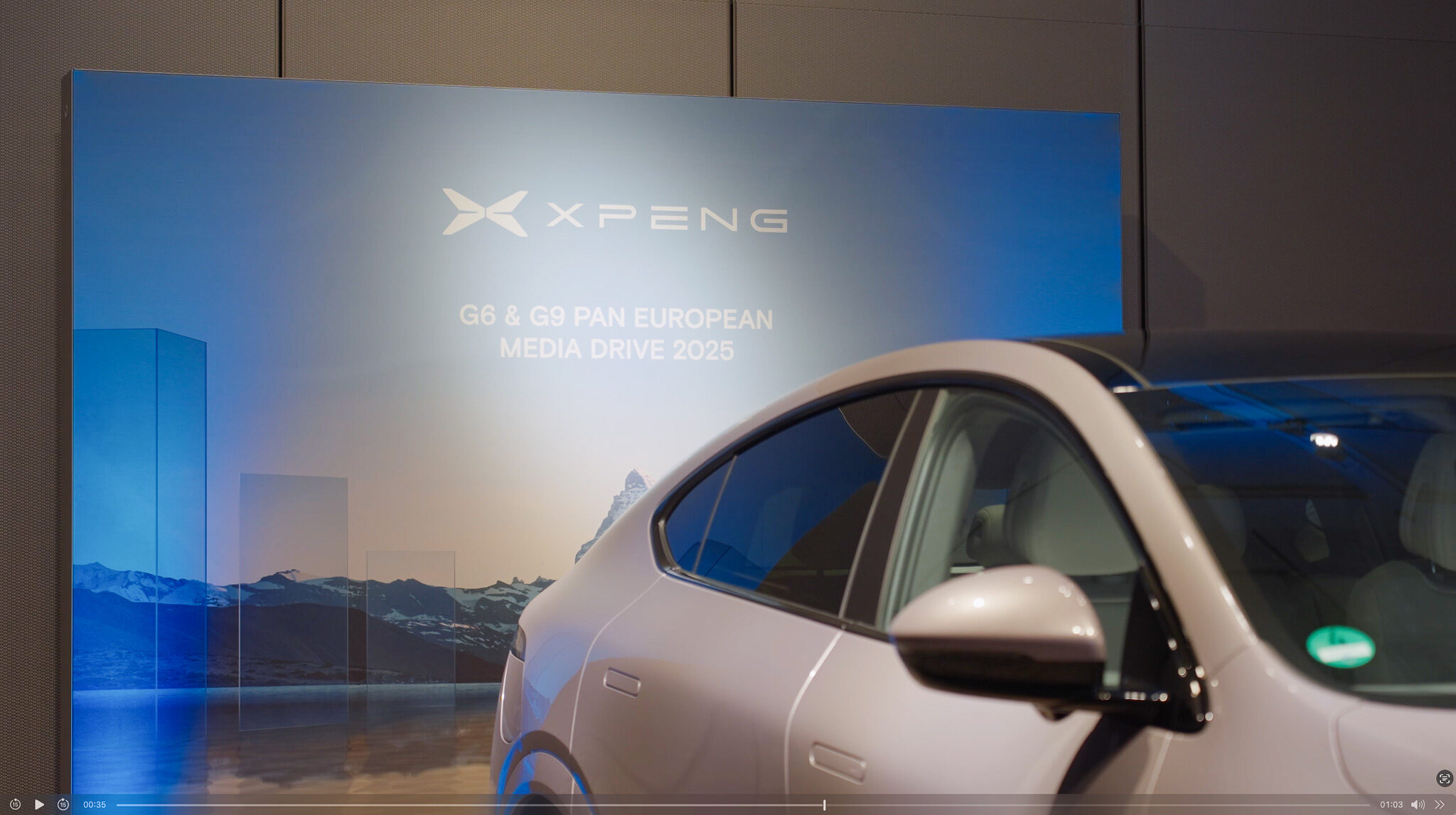Detailansicht eines XPENG Elektrofahrzeugs vor einer Präsentationswand zum ‚G6 & G9 Pan European Media Drive 2025‘ im Rahmen einer professionellen Videoproduktion.