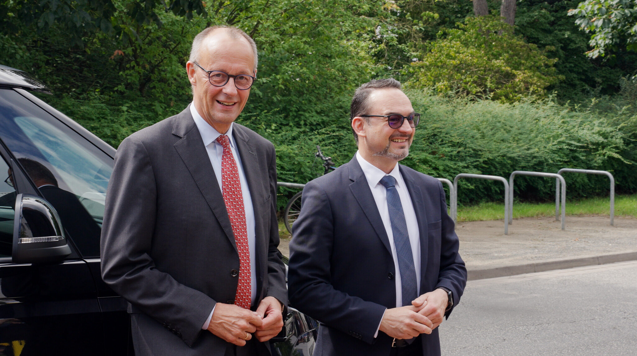 Gipfeltreffen zur Mobilitätswende: Bundeskanzler Friedrich Merz im Gespräch mit Christian Senger (Volkswagen) bei der MOIA Präsentation in Hannover, foto- & videografiert von 4kFactory für ein Automotiv Werbevideo.