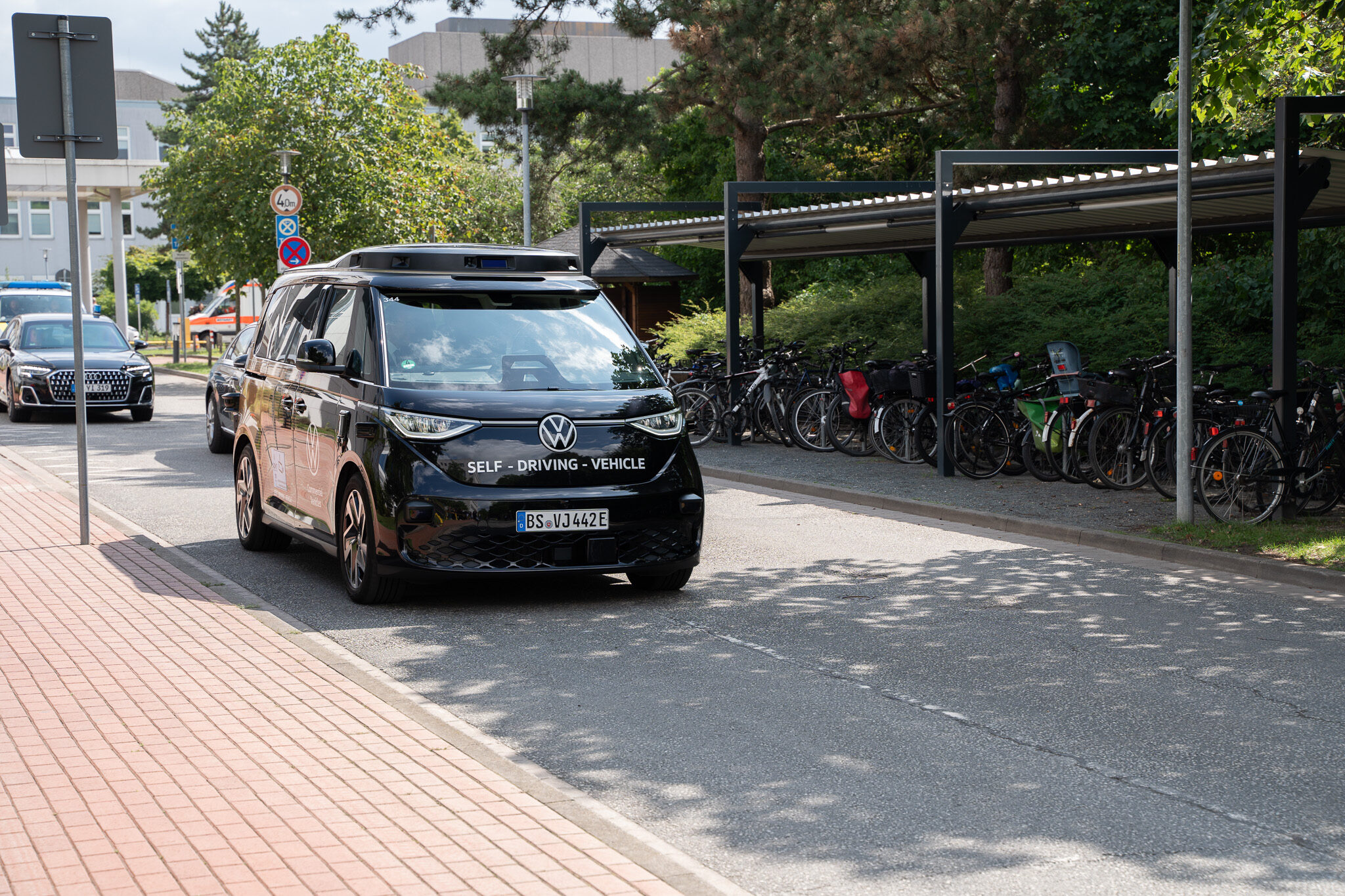 Innovation in Hannover: Ein autonom fahrendes MOIA-Fahrzeug (VW ID. Buzz ADMT) im öffentlichen Straßenverkehr, dokumentiert von der Medienagentur 4kFactory im Rahmen des Besuchs der Bundesregierung für ein Automotiv Werbevideo.