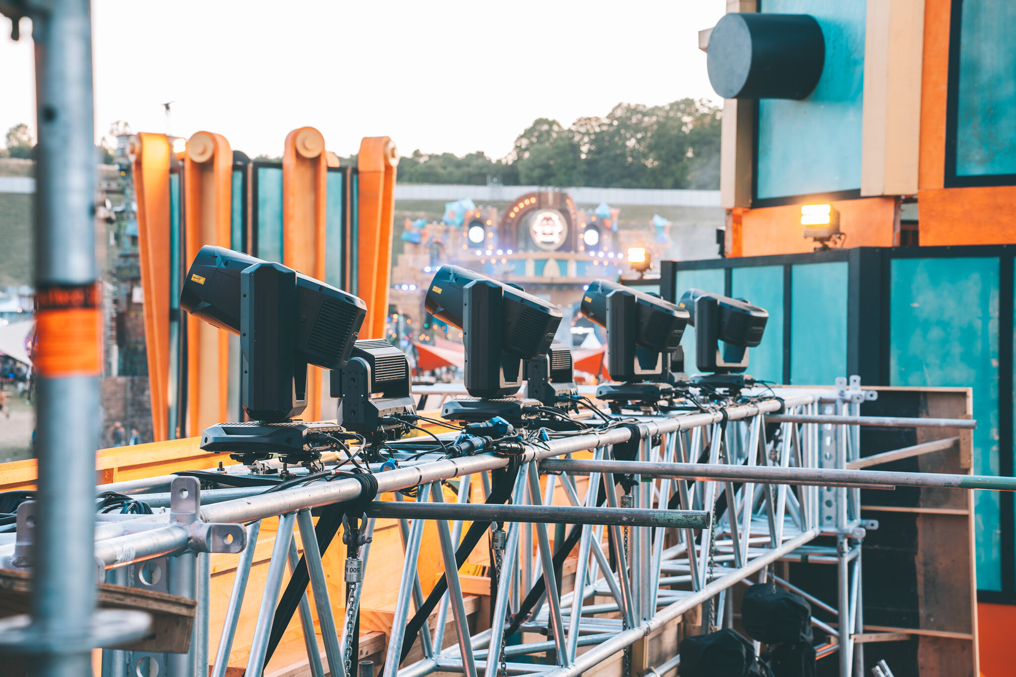 Professionelle Festival-Dokumentation: 4kFactory zeigt die Installation von Cameo Moving Heads auf der Boomtown Stage-Konstruktion.