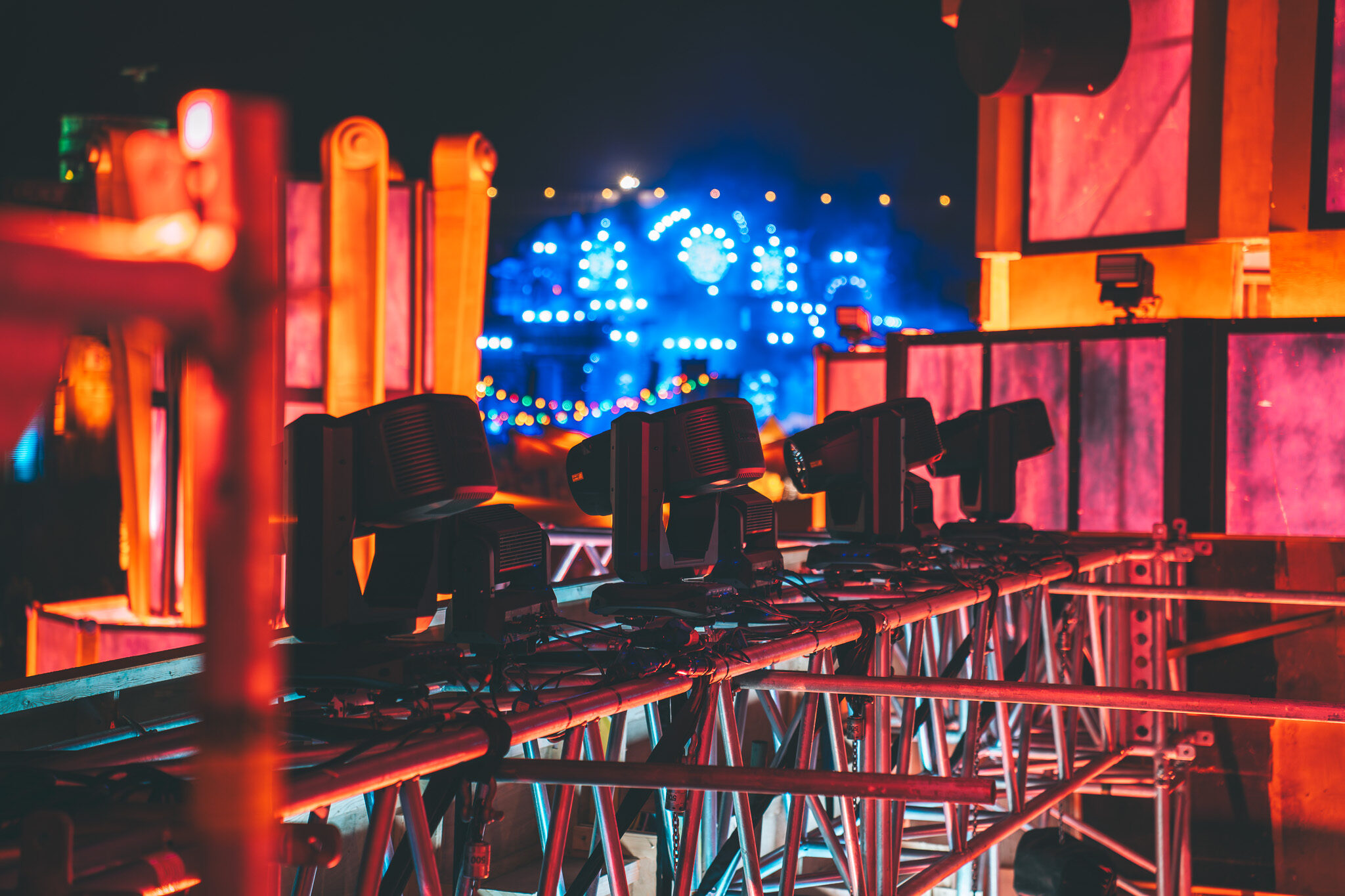 Professionelle Lichttechnik-Dokumentation: Cameo Washlights im nächtlichen Einsatz auf den Traversen des Boomtown Festivals.