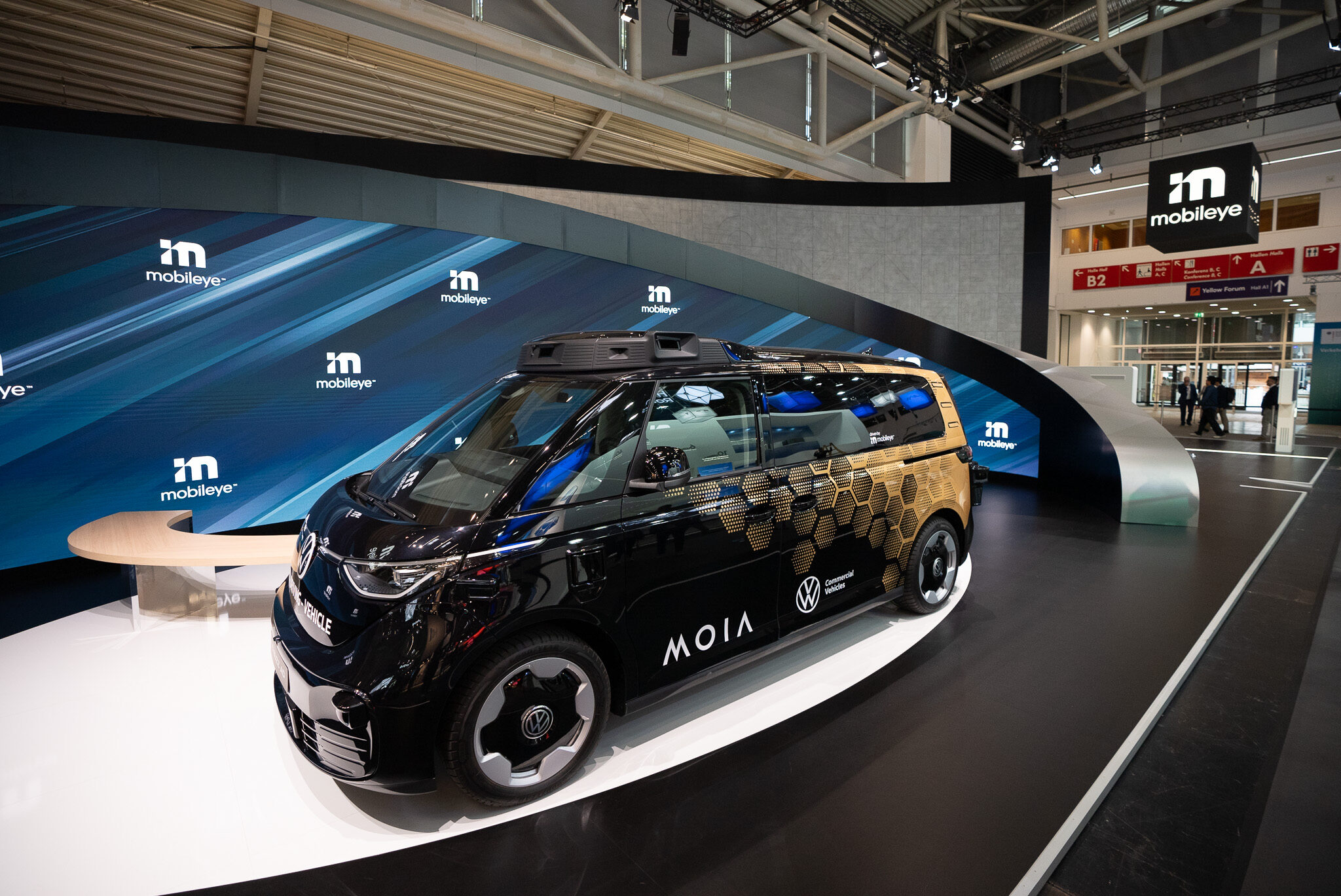 Professionelle Messe-Dokumentation mit Foto- & Videografie sowie Automotiv Social Media Content von 4kFactory: Das autonome MOIA-Fahrzeug am Mobileye-Stand auf der IAA MOBILITY, perfekt inszeniert vor digitaler Marken-Kulisse.