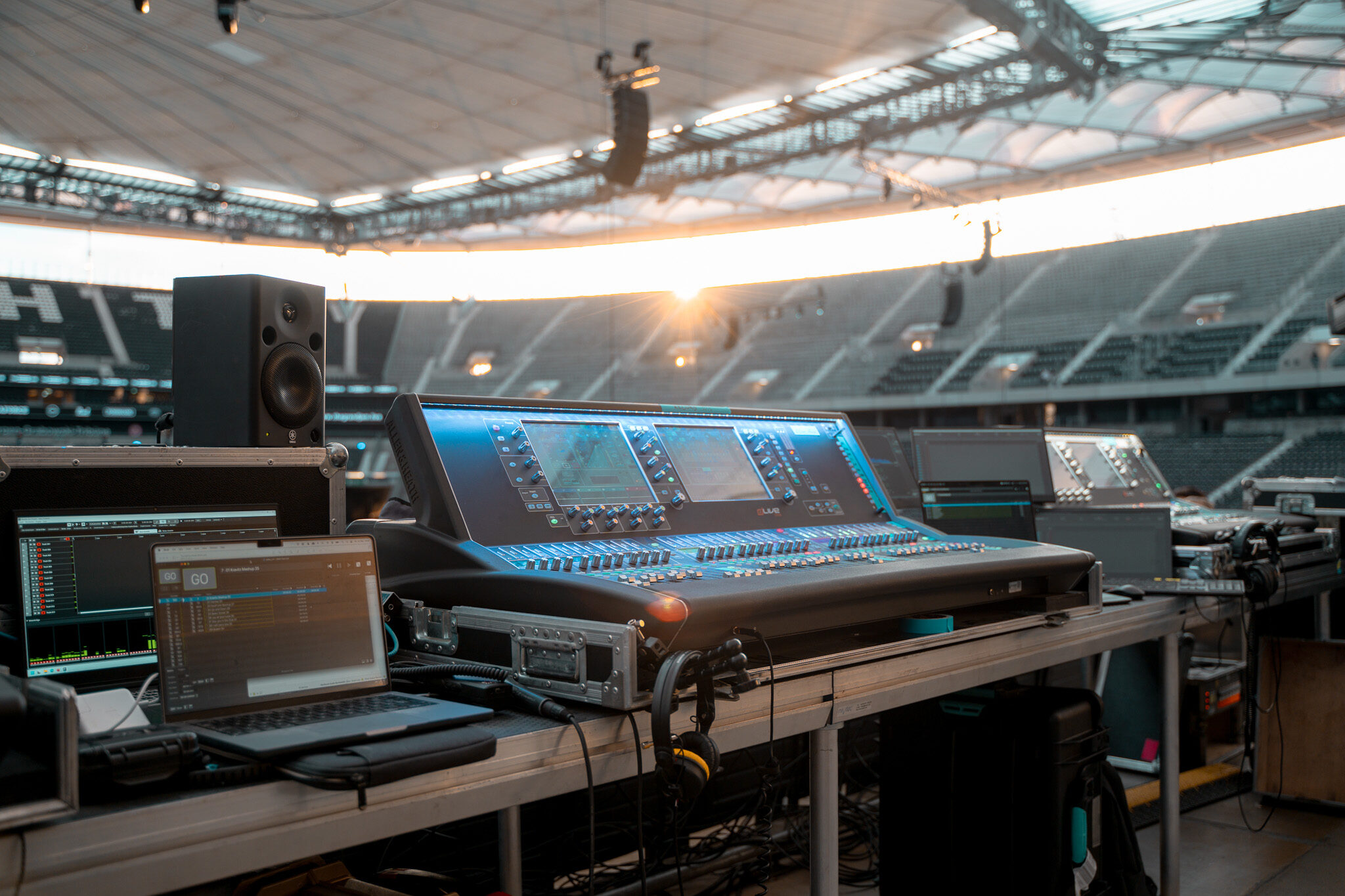 Professionelle Event-Dokumentation von 4kFactory: Die Audio-Regie mit Allen & Heath dLive Konsole bei Sonnenuntergang im Eintracht Frankfurt Stadion für die Audio-Technica Success Story.