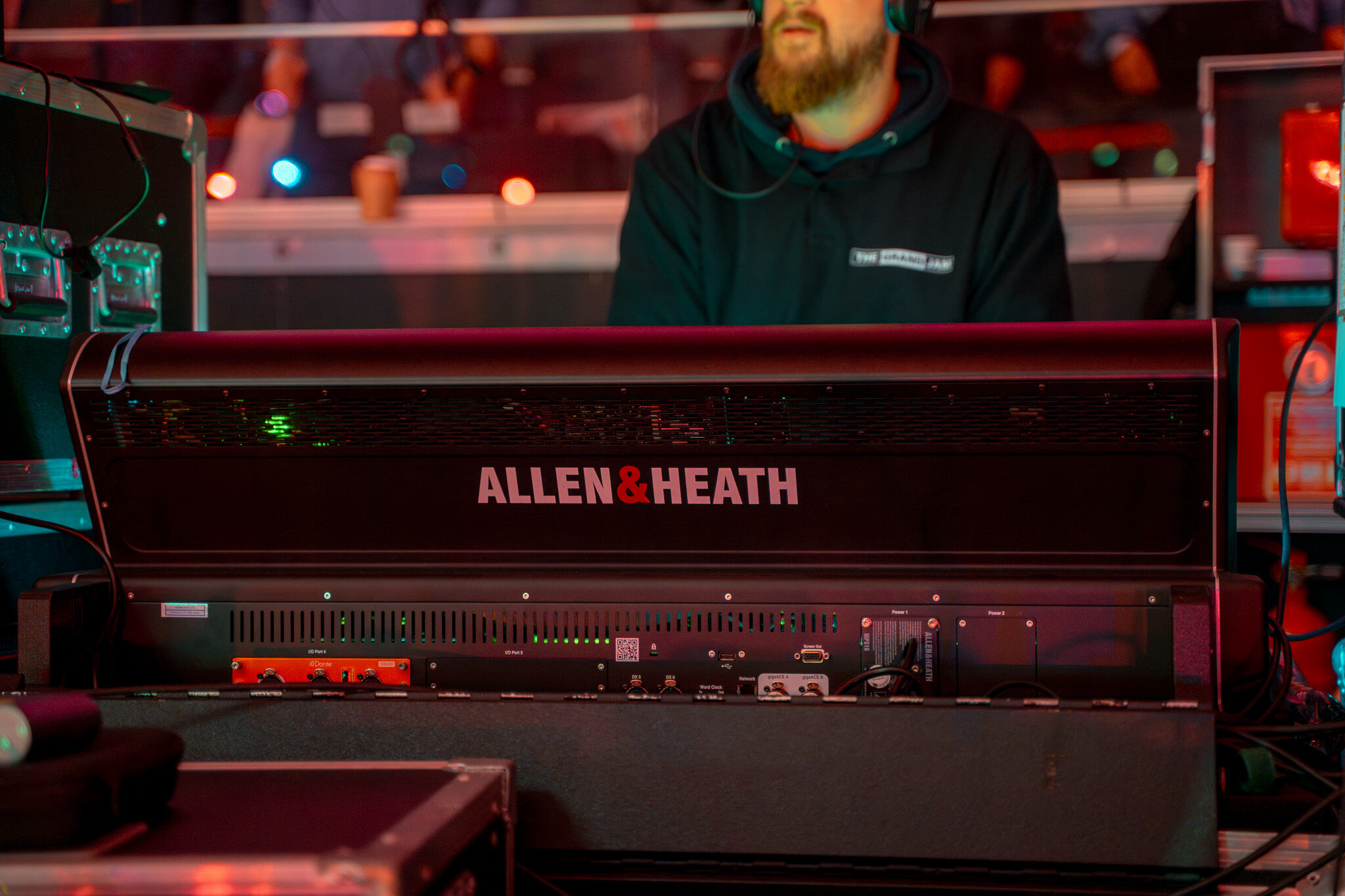 Professionelle B2B-Produktion von 4kFactory für das Werbevideo von Audio Technica : Rückansicht eines Allen & Heath dLive Mischpults mit Logo-Branding während der Audio-Technica Success Story im Eintracht Frankfurt Stadion.