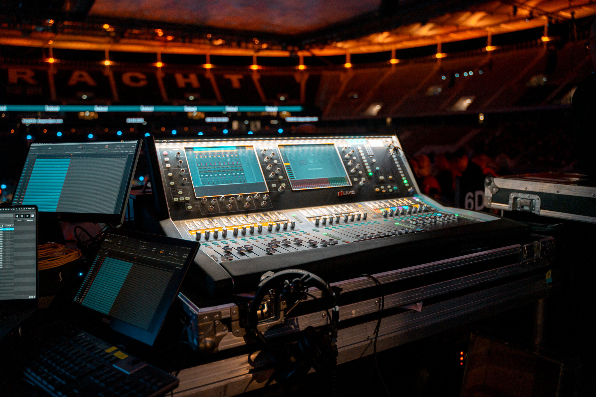 High-End Commercial-Content: Werbevideo für Audio Technica von 4kFactory zeigt das beleuchtete Interface der Stadion-Regie während der Produktion für Audio-Technica.