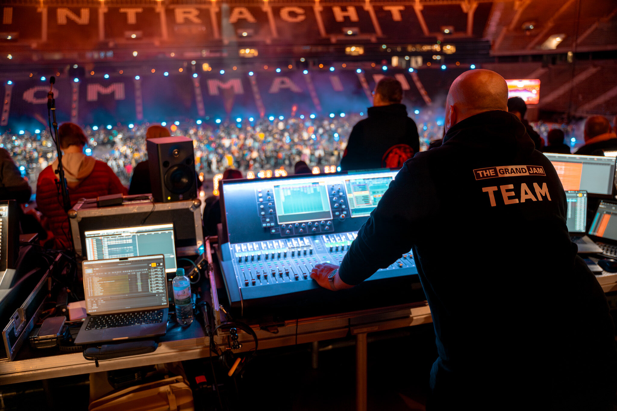 Professionelles Werbevideo für Audio Technica von 4kFactory: Ein Tontechniker steuert die Live-Mischung am Allen & Heath dLive Pult für die Audio-Technica Success Story beim „The Grand Jam“ im Deutsche Bank Park, Frankfurt.