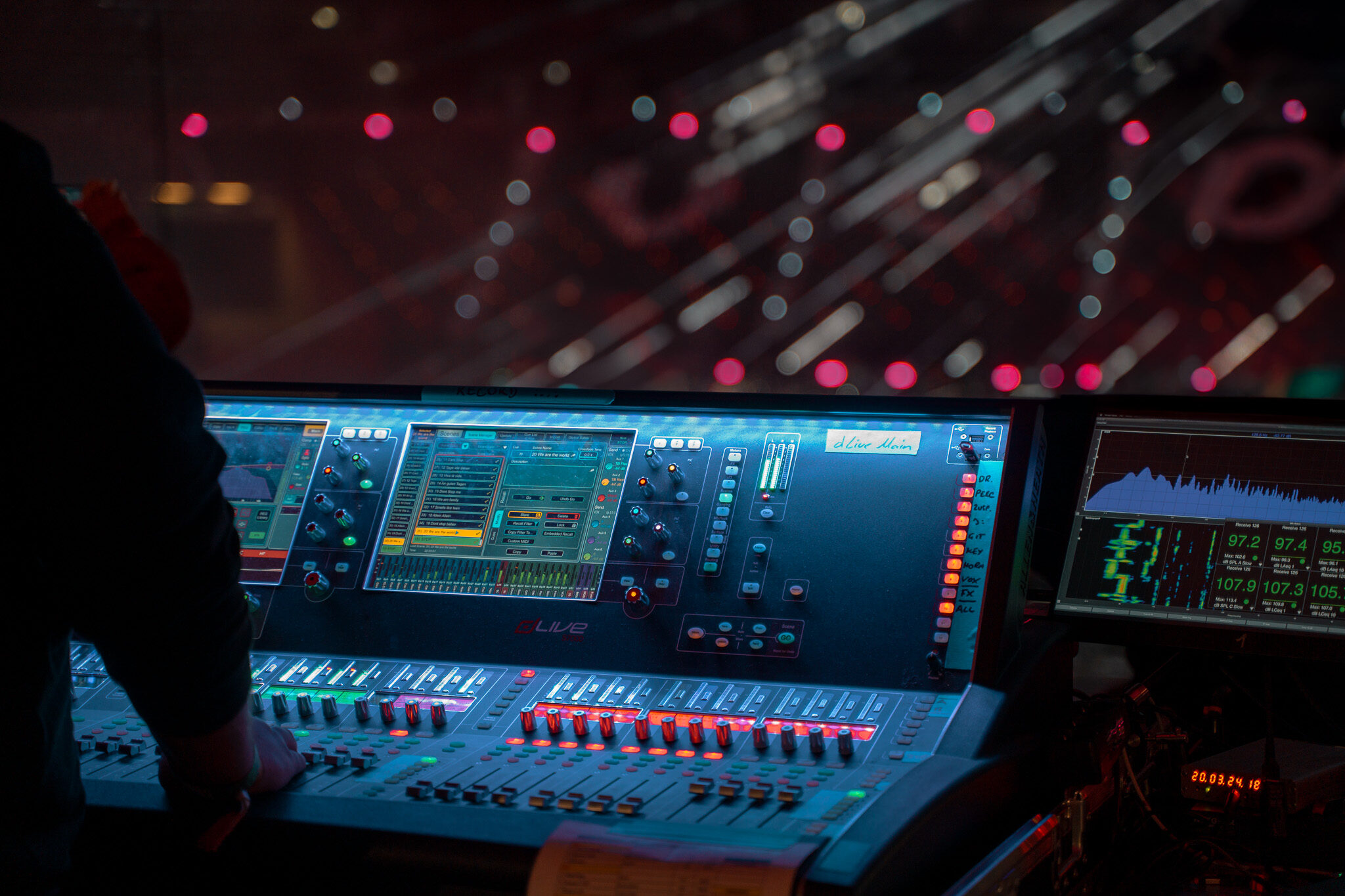 Technik-Close-up von 4kFactory: Das Allen & Heath dLive Mischpult im Einsatz für die Audio-Technica Success Story beim Grand Jam im Eintracht Stadion. Hier entsteht ein Werbevideo Audio Technica.