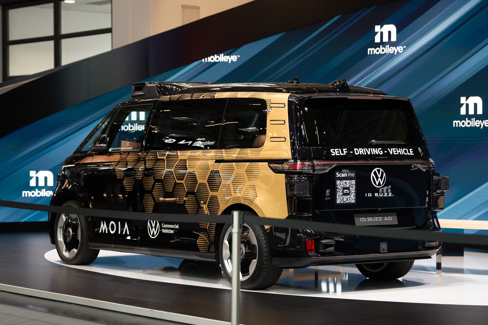 Innovation im Detail zu sehen in Automotiv Social Media Content: Die Heckansicht des autonomen MOIA-Fahrzeugs (VW ID. Buzz AD) auf der IAA MOBILITY, dokumentiert von 4kFactory. Klar erkennbar sind das Branding von Volkswagen Nutzfahrzeuge sowie die „Self-Driving Vehicle“-Kennzeichnung.