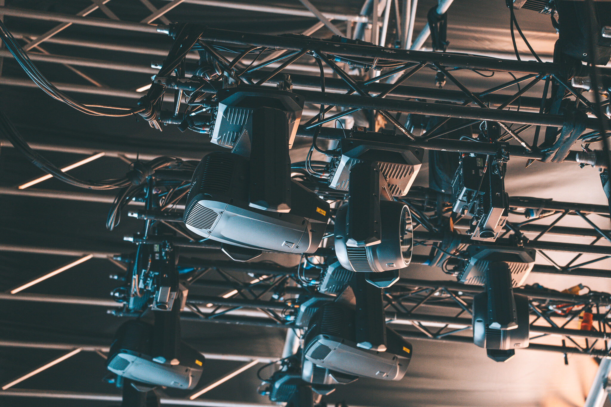Detailaufnahme im harten Festival-Einsatz: Ein Cameo Scheinwerfer auf der Boomtown-Mainstage, fotografisch inszeniert von 4kFactory.