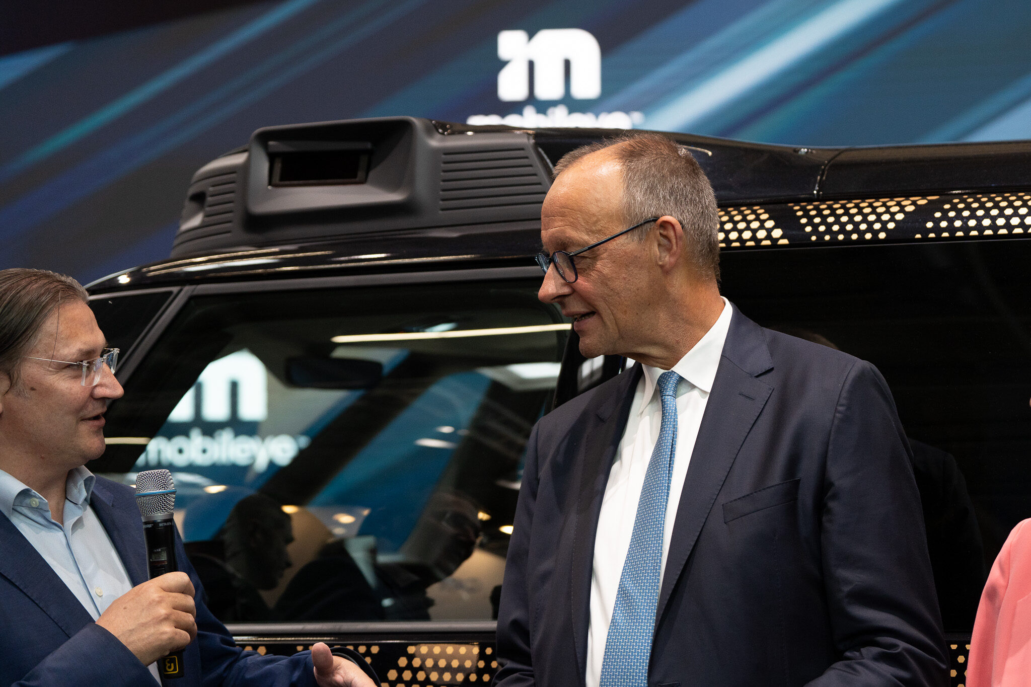 Bundeskanzler Friedrich Merz im fachlichen Austausch auf der IAA MOBILITY, dokumentiert und festgehalten in Automotiv Social Media Content von der Medienagentur 4kFactory.