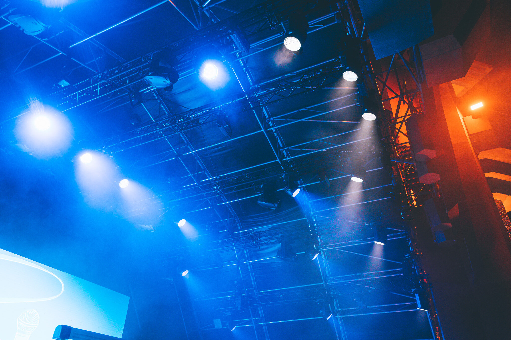 Spektakuläre Festival-Beleuchtung: 4kFactory fängt die pulsierende Atmosphäre und das Licht-Design von Cameo beim Boomtown Festival ein