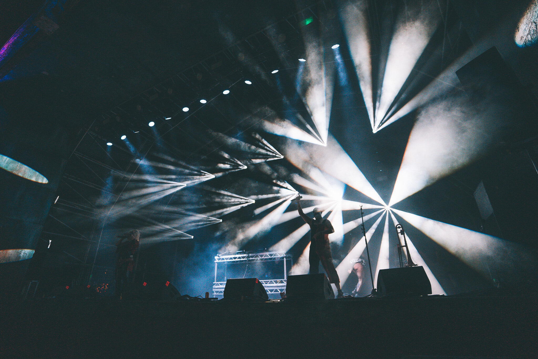 Cineastische Bühnendokumentation von 4kFactory: Cameo Lichttechnik taucht die Boomtown Stage in atmosphärisches violettes Licht.