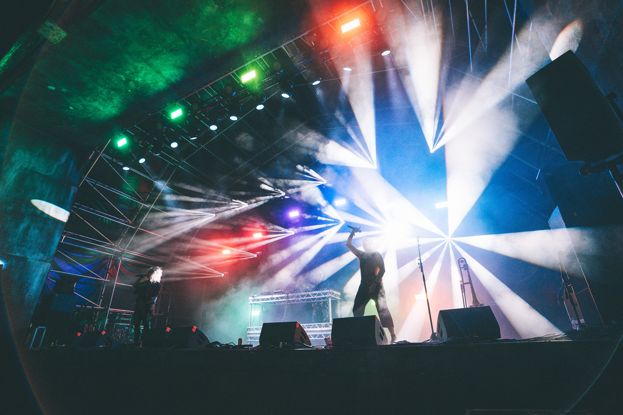 High-End Licht-Design: Beeindruckende weiße Lichtstrahlen der Cameo-Flotte schneiden durch die Nacht am Boomtown Festival, gefilmt von 4kFactory