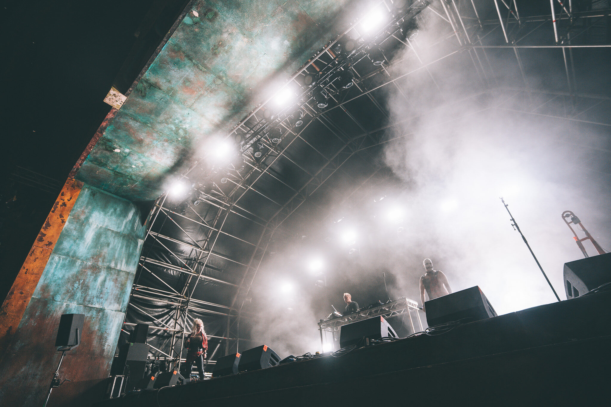 Robuste Outdoor-Technik: 4kFactory visualisiert den Einsatz wetterfester Cameo Washlights an traversen im weitläufigen Festival-Areal.