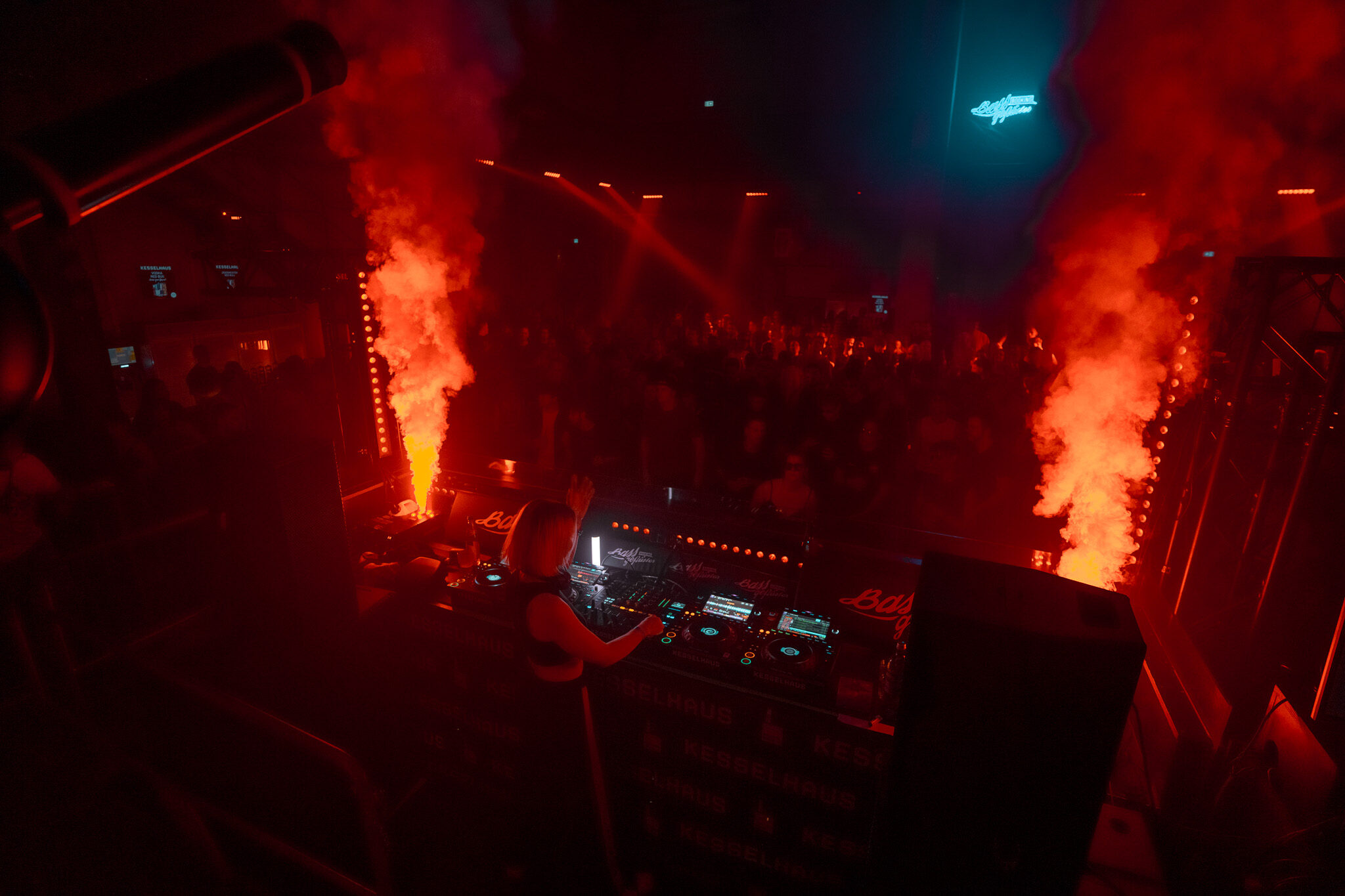 Live-Event-Produktion von 4kFactory: DJ-Performance mit CO2-Effekten und rotem Lichtdesign im Kesselhaus Nürnberg für Bassgeflüster. Hier produzieren wir Artist Content für Booking Agentur.