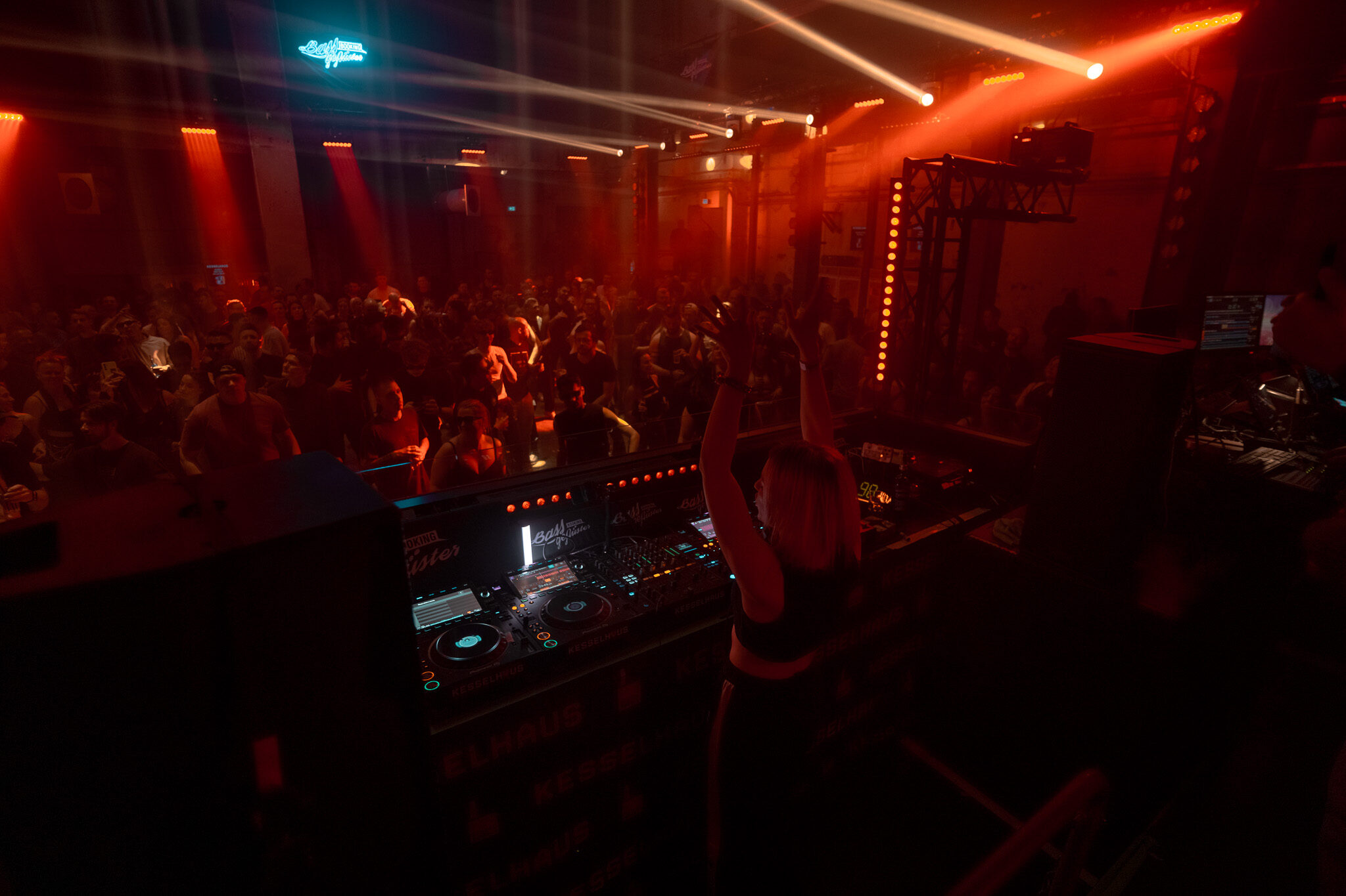 High-End Nightlife Artist Content für Booking Agentur: 4kFactory dokumentiert die dynamische Lichtinszenierung und die dichte Atmosphäre im Kesselhaus Nürnberg.