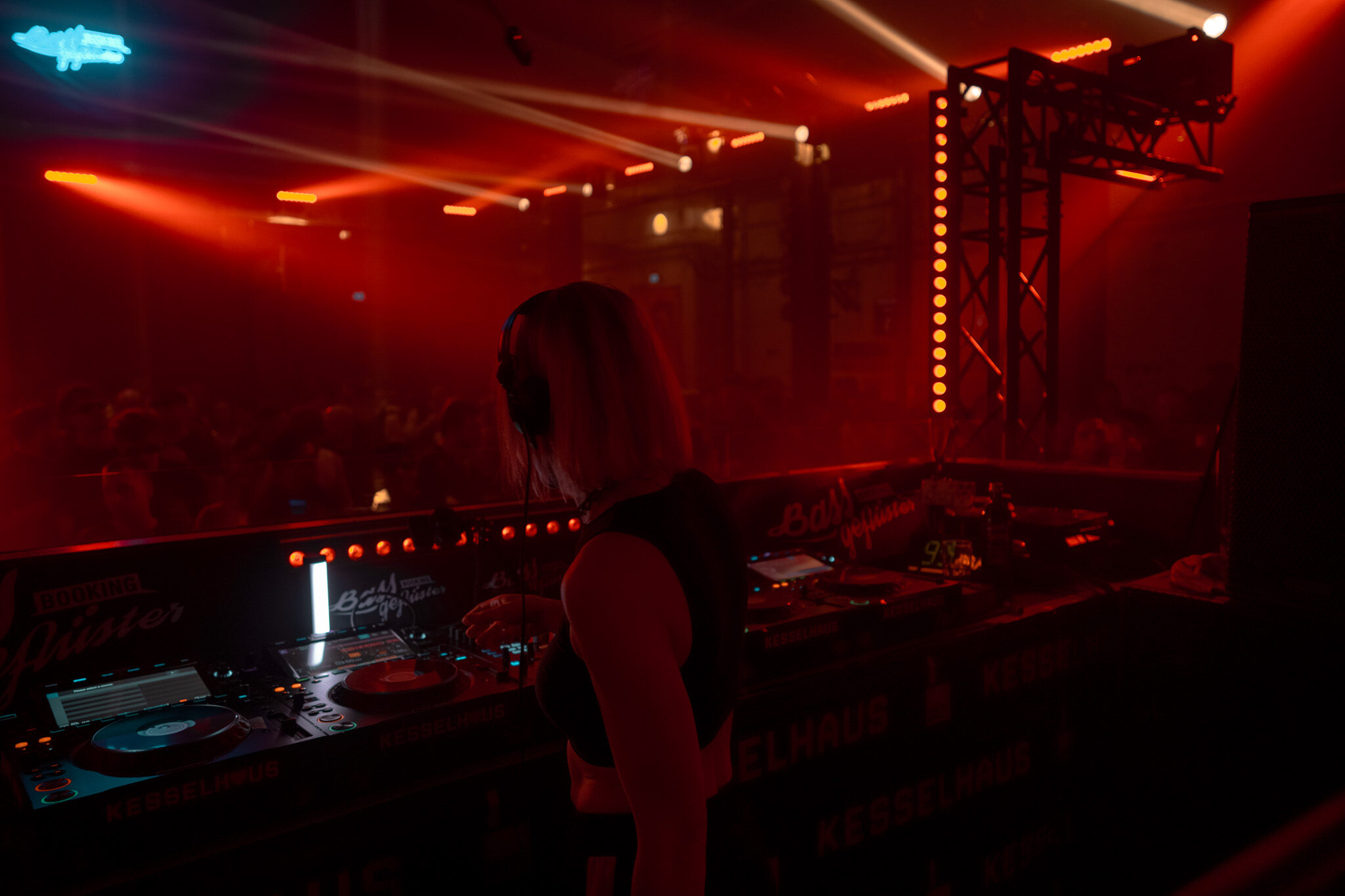 Professioneller Artist Content für Booking Agentur von 4kFactory: DJane-Profilaufnahme während eines Bassgeflüster-Showcases im Kesselhaus Nürnberg.