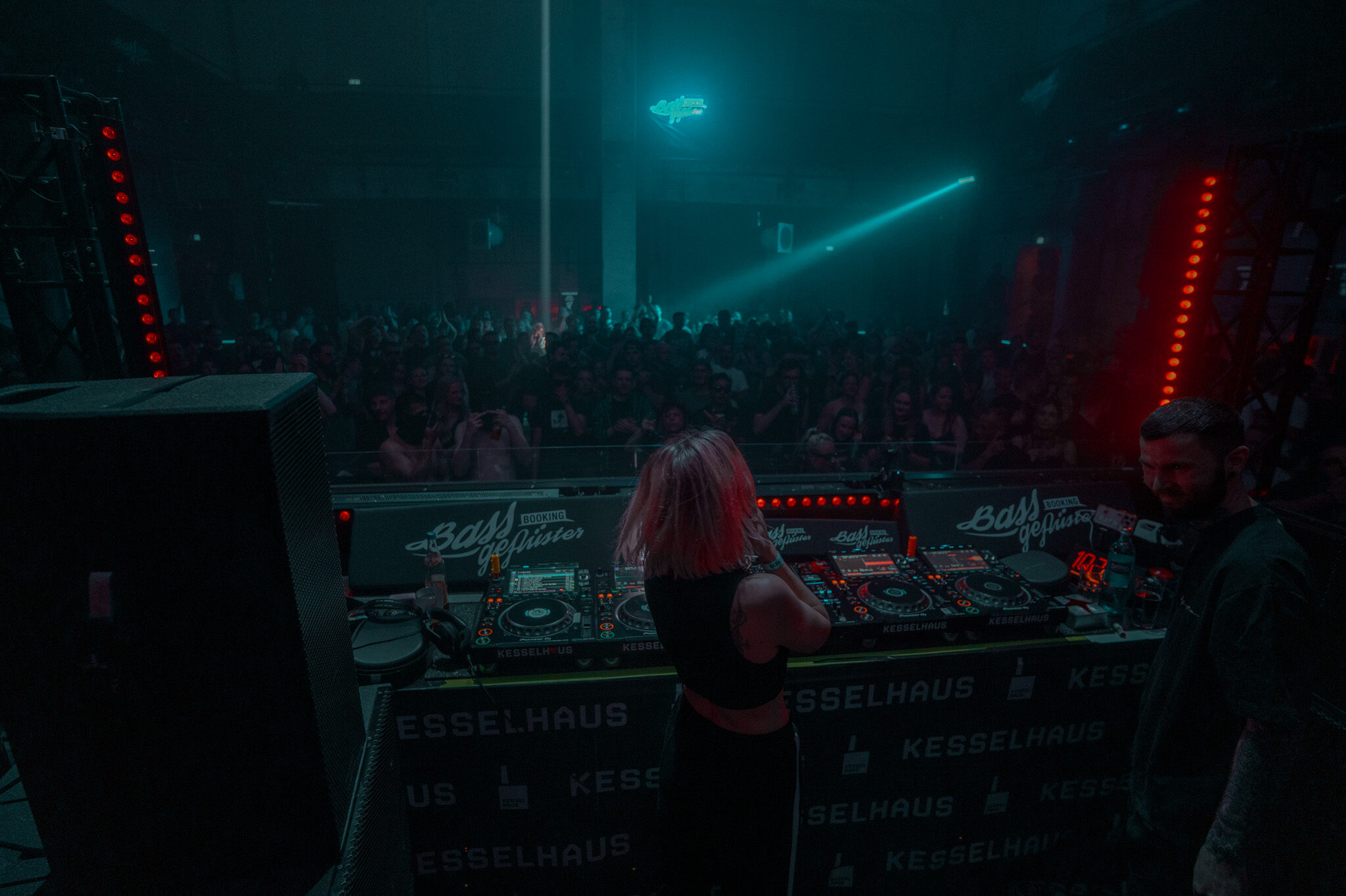 Live-Produktion von 4kFactory: DJ Klanglos performt vor einer begeisterten Menge bei Bassgeflüster im Kesselhaus Nürnberg.