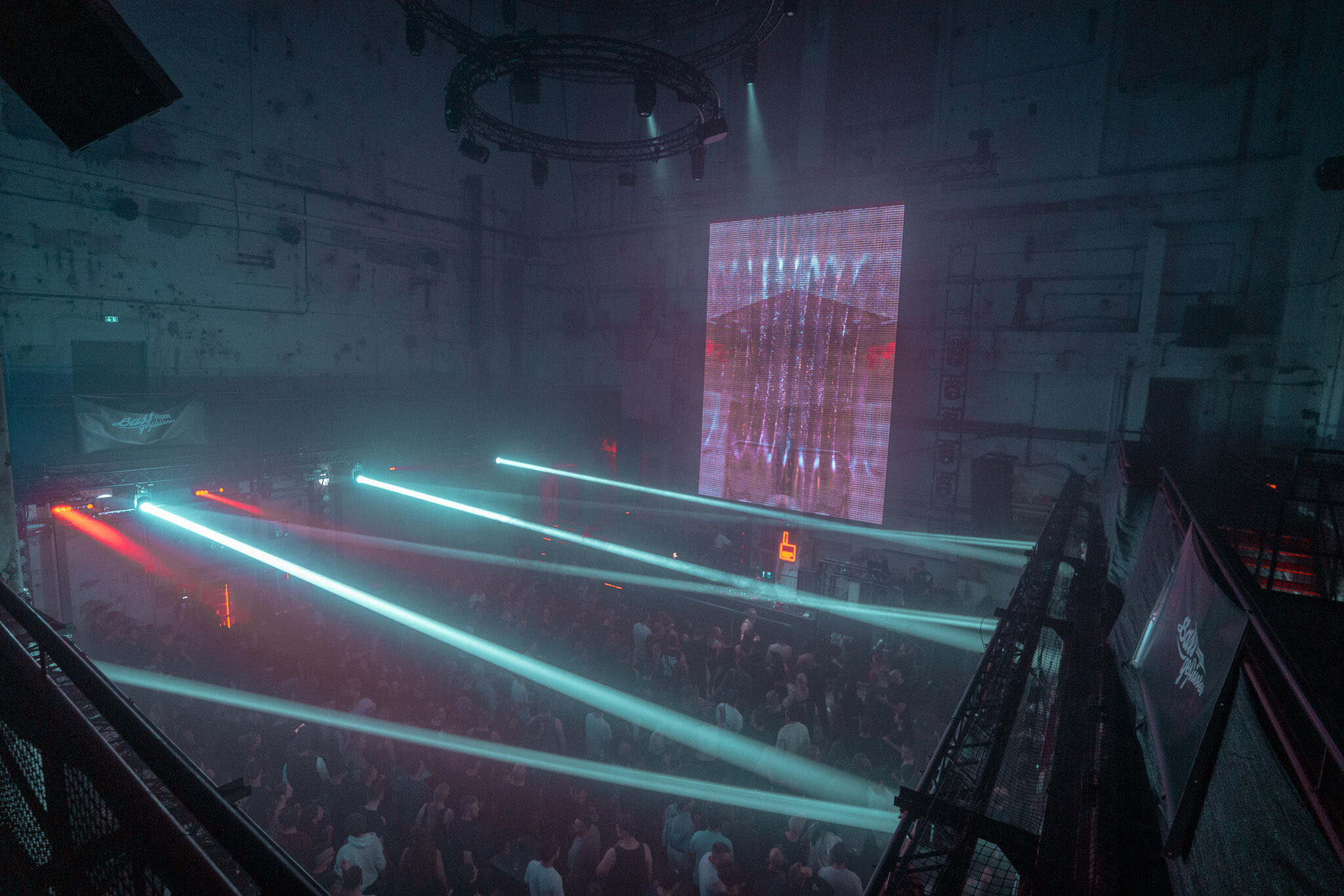 Professionelles Event-Marketing: 4kFactory fängt die großformatige Licht- und Bühnenshow bei einem Bassgeflüster-Event ein. So geht Artist Content für Booking Agentur.