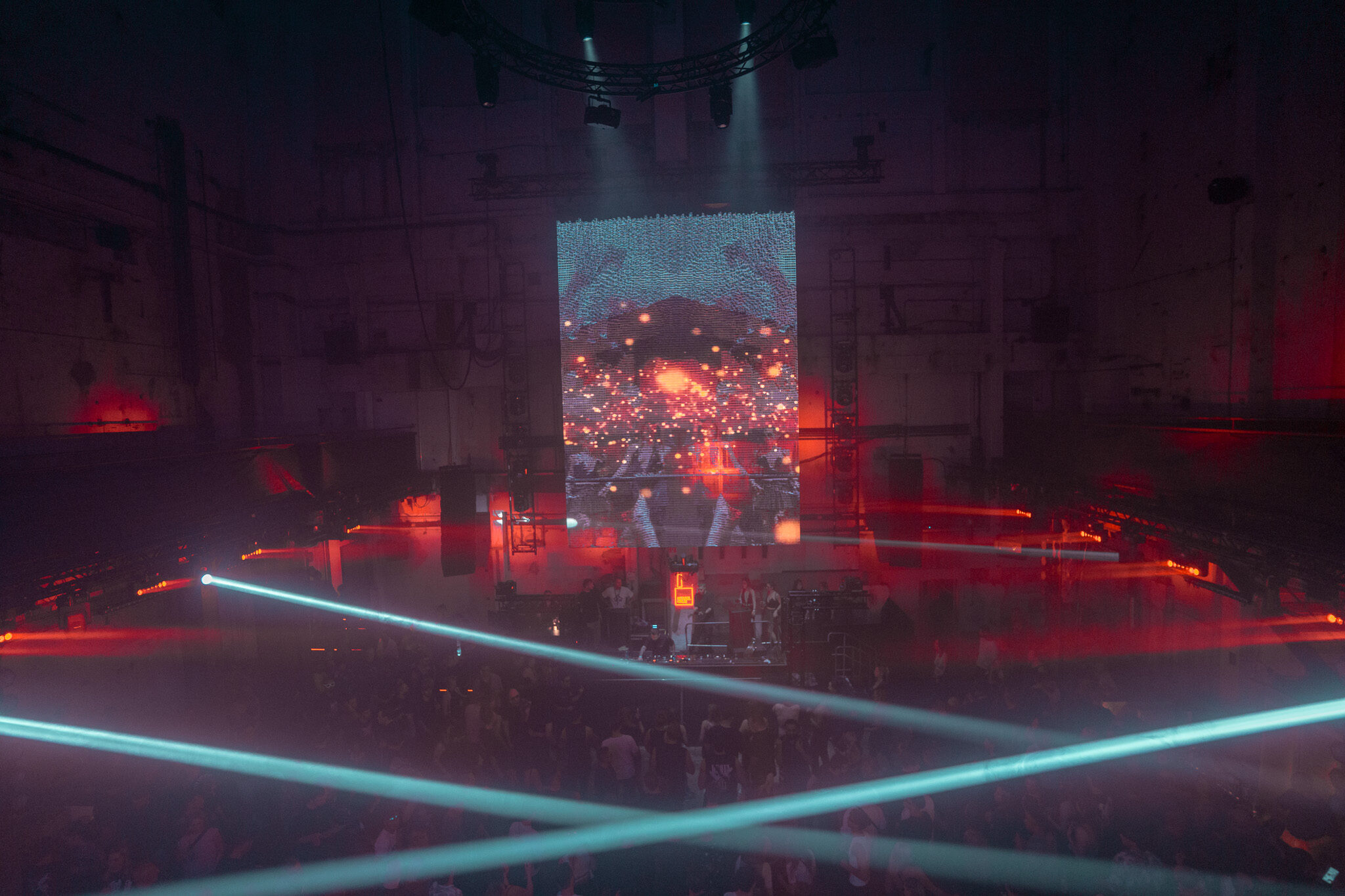 High-End Dokumentation einer Industrie-Location: 4kFactory zeigt die Architektur und LED-Inszenierung im Kesselhaus Nürnberg.