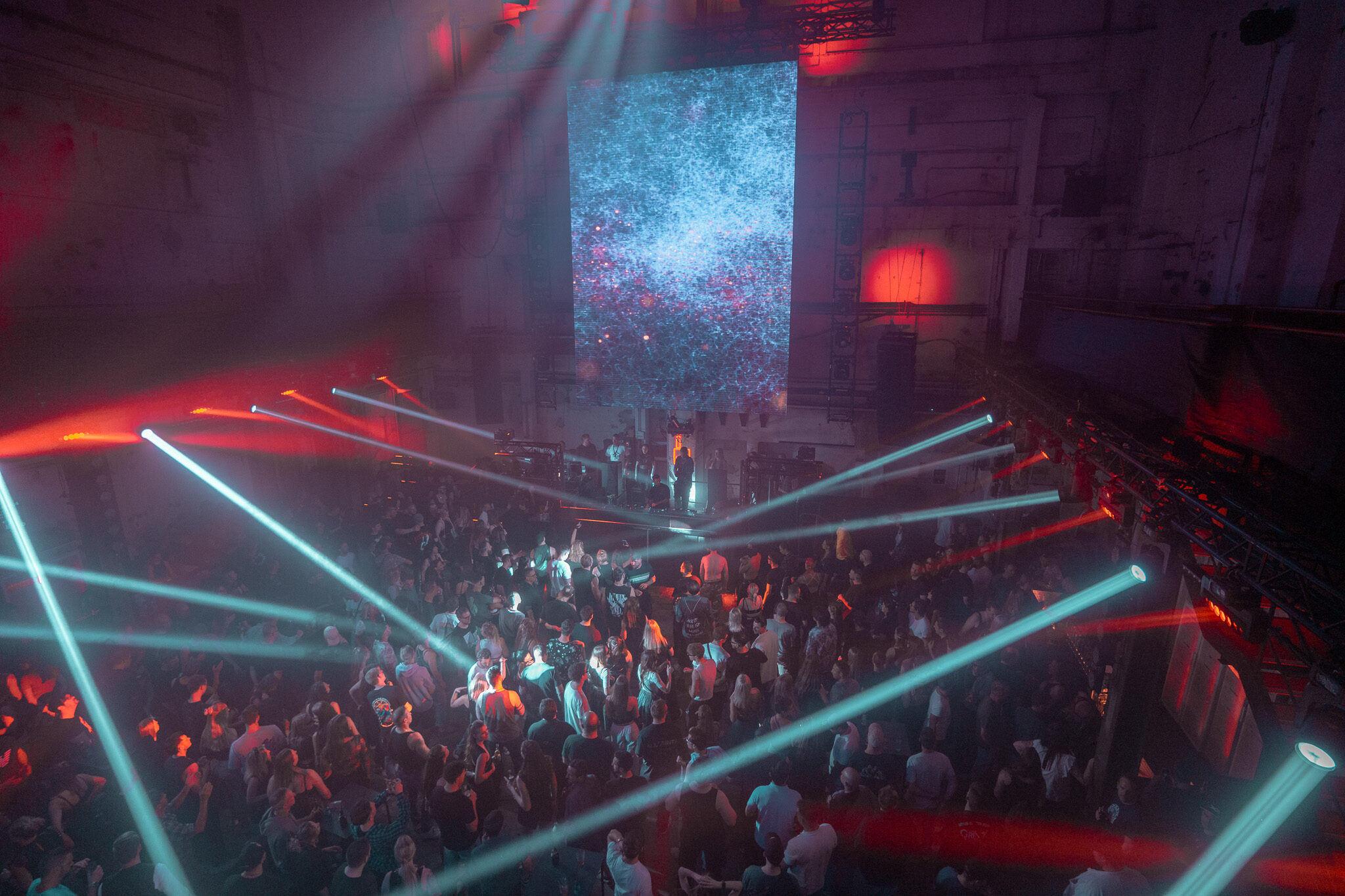 Immersive Event-Produktion von 4kFactory: Weitwinkel-Aufnahme der Mainstage und Lichtshow im Kesselhaus Nürnberg für Bassgeflüster.