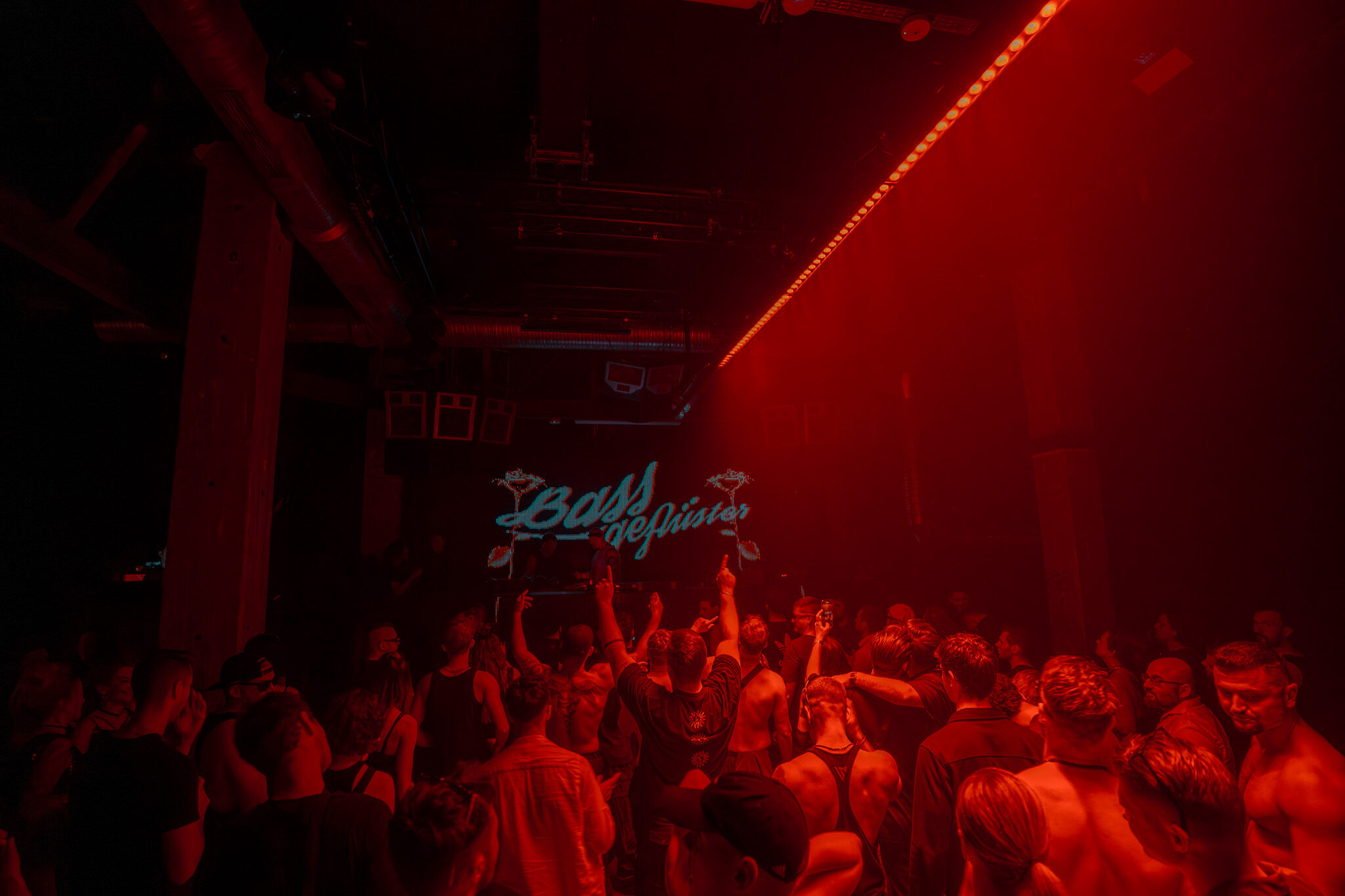 Extreme Event-Inszenierung von 4kFactory: Der Hard Techno Bereich im Kesselhaus Nürnberg mit rotem Lichtdesign und Bassgeflüster-Visuals.