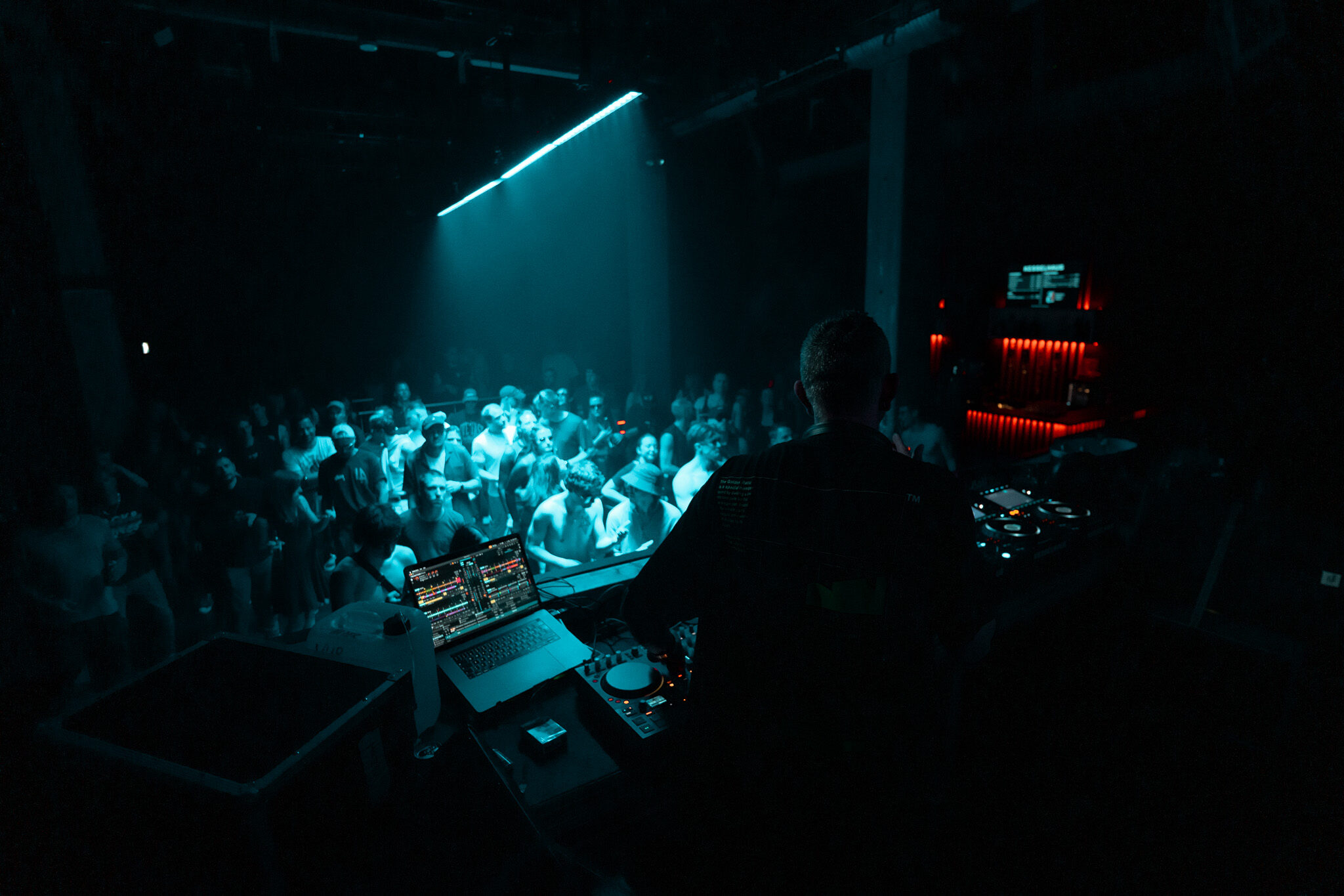 Professionelle Artist-Videografie von 4kFactory: Perspektive hinter dem DJ-Pult im Hard Techno Bereich des Kesselhauses Nürnberg.