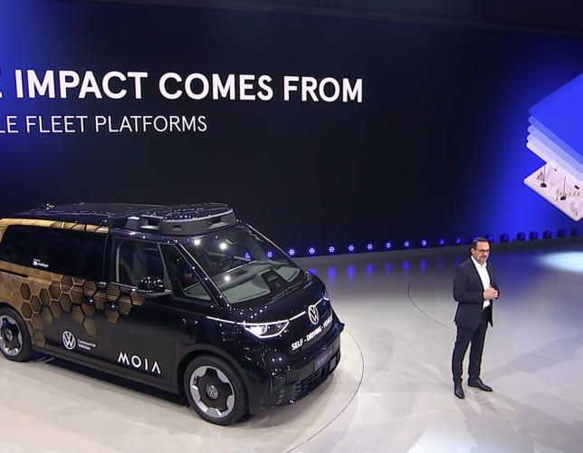 Innovation auf großer Bühne: Christian Senger (Volkswagen Nutzfahrzeuge) präsentiert den autonomen ID. Buzz AD bei der IAA MOBILITY. 4kFactory dokumentiert die Keynote unter dem Motto „True Impact Comes From Scalable Fleet Platforms“.