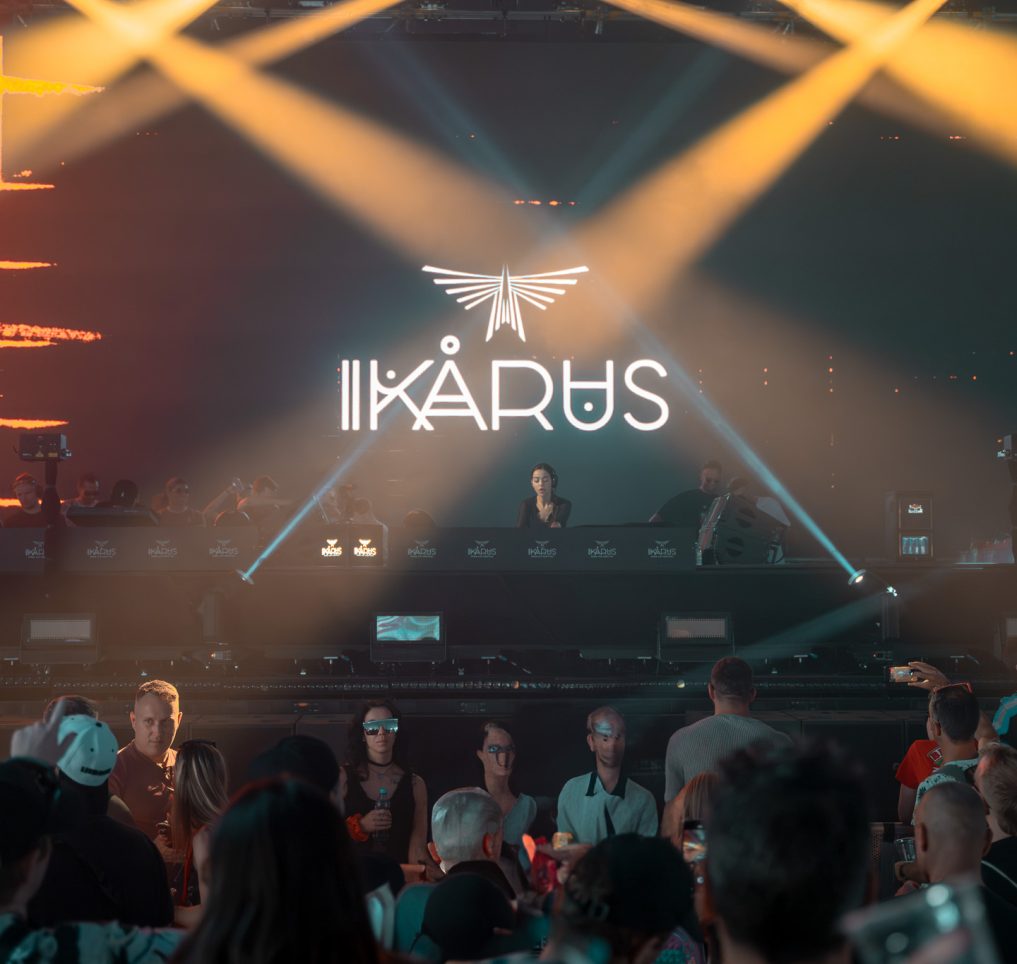 alt="Lauren Mia performt vor dem leuchtenden Ikarus Festival Logo 2025. Stage-Fotografie und Social Media Content für Artists durch 4kFactory."