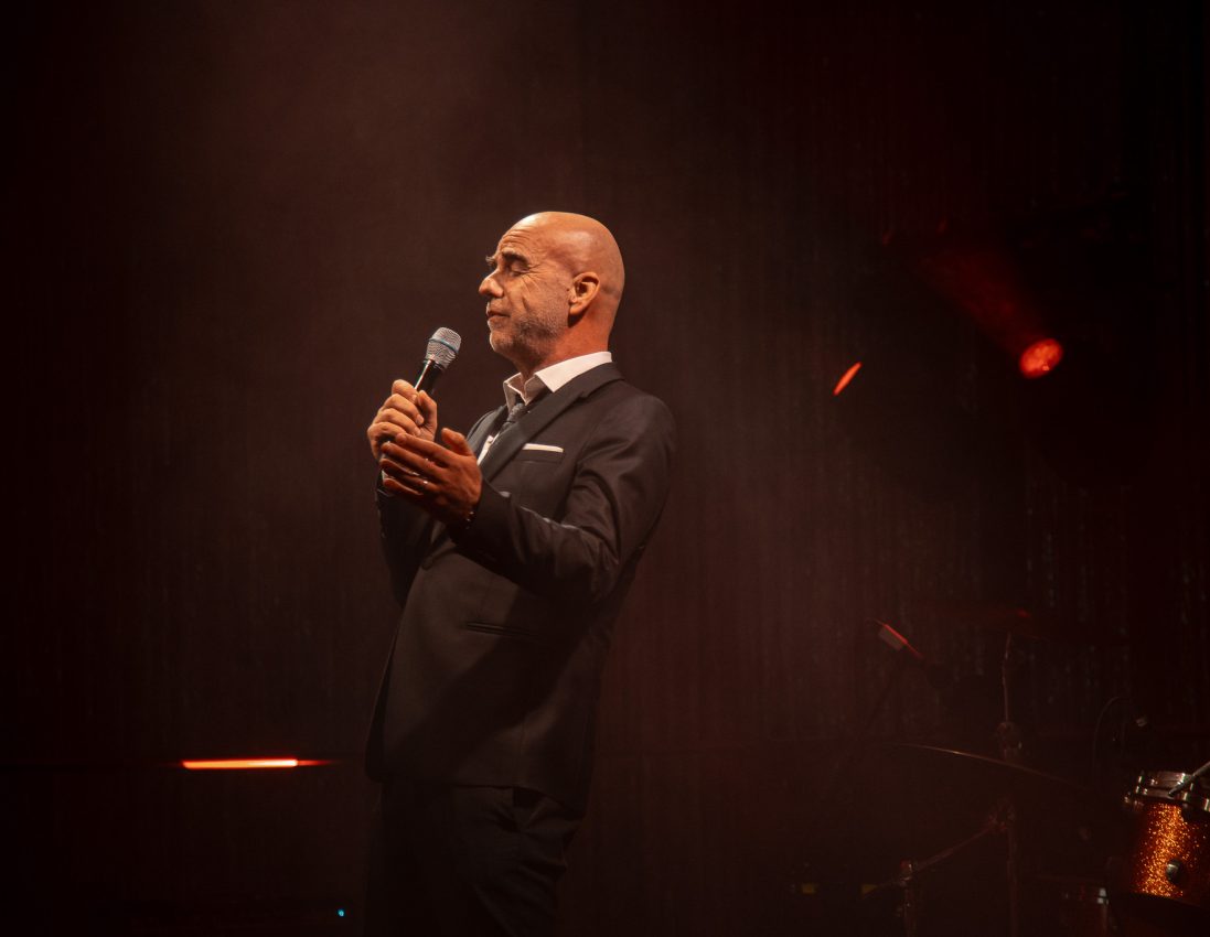 Dynamische Party-Atmosphäre auf der Avantgarde Weihnachtsfeier: 4kFactory nutzt kreative Bewegungsunschärfe und stimmungsvolles Rotlicht, um die Energie der tanzenden Gäste einzufangen.